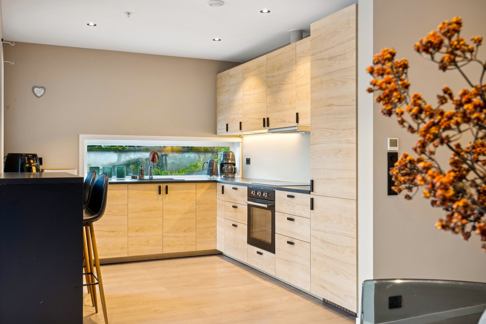 Gode arbeidsflater og godt med oppbevarings muligheter på kjøkkenet. Galleribilde