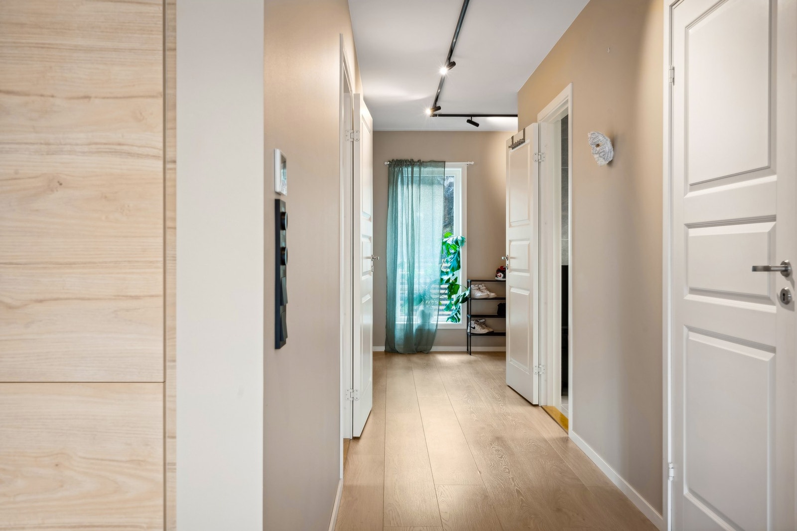 Det er installert vannbåren gulvvarme i leiligheten med gulvvarme i entre, stue/kjøkken og bad/vaskerom. Galleribilde