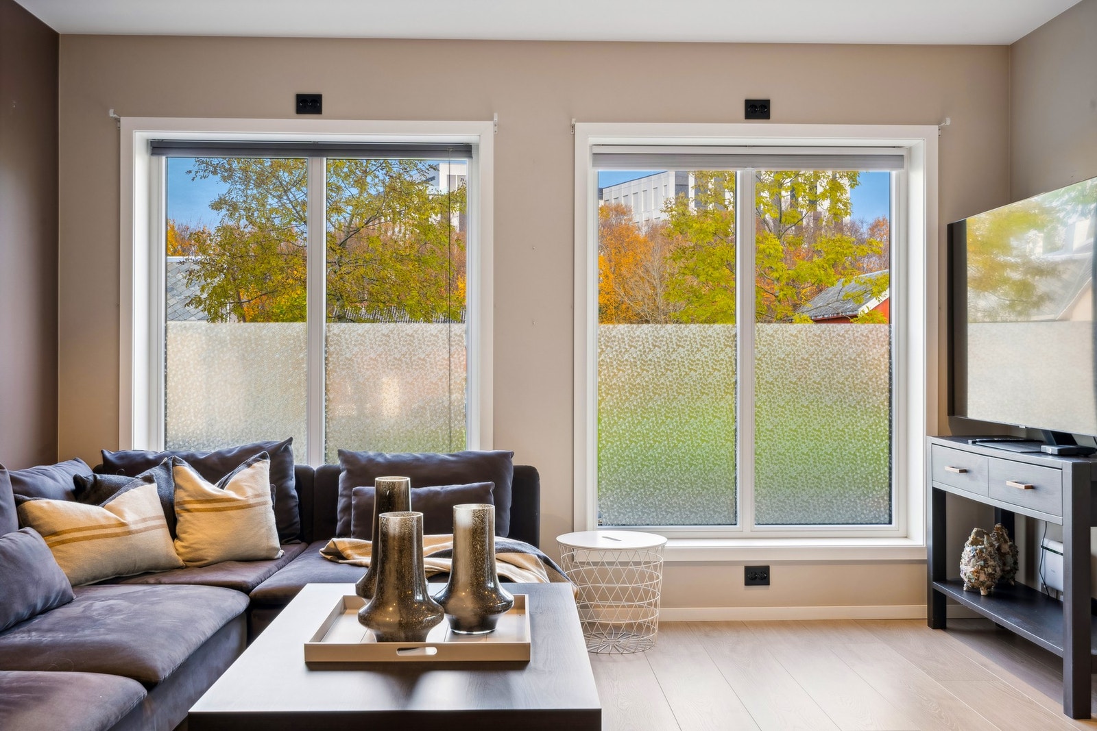 Det er opplyst at glassene er soldempende og selvrensende. Galleribilde