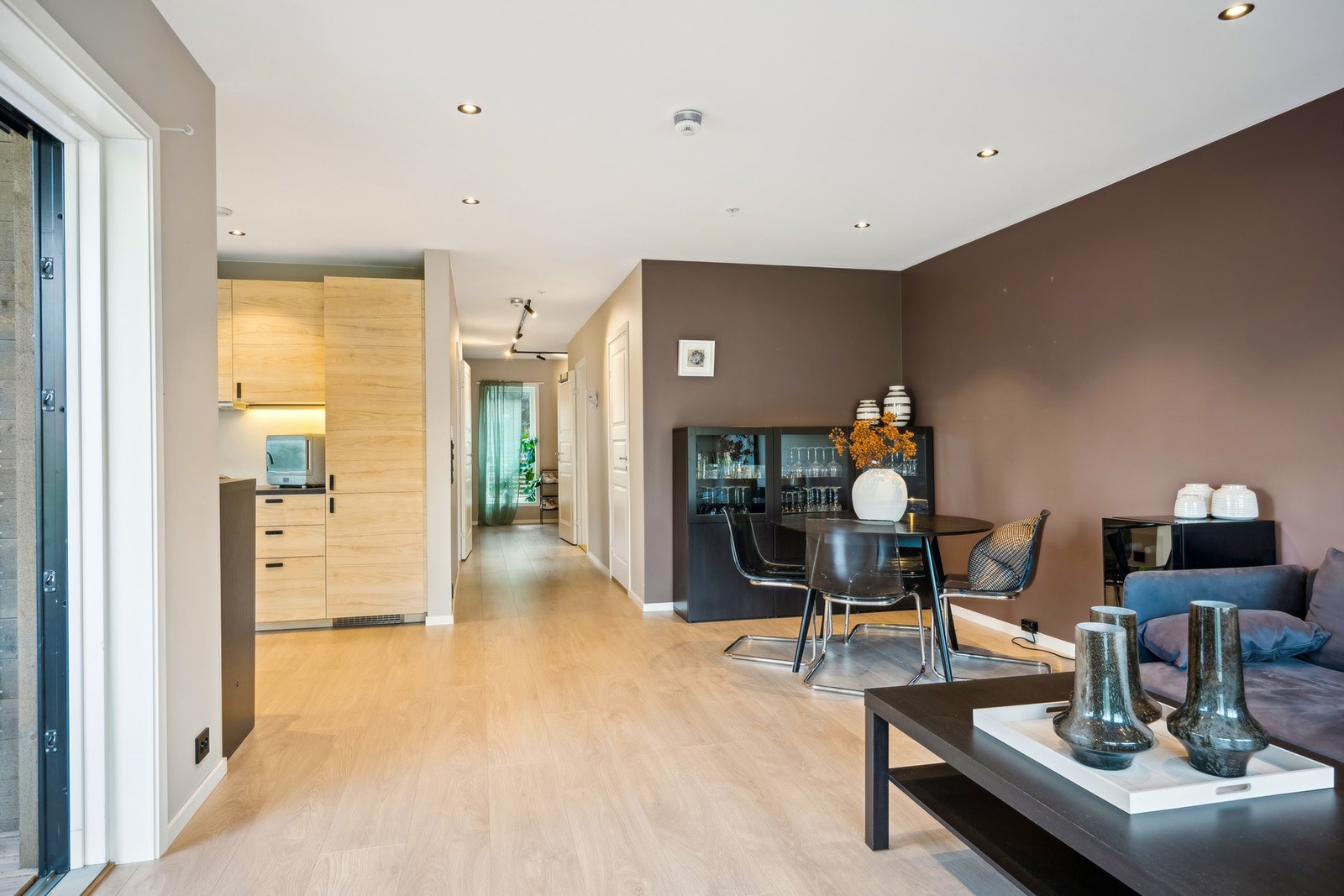 Vegger og himling som slette malte vegger, og listefritt i tak gir boligen ett moderne uttrykk. Galleribilde