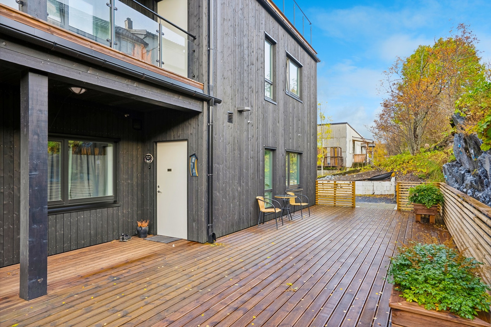 Koselig inngangsparti på baksiden. Galleribilde