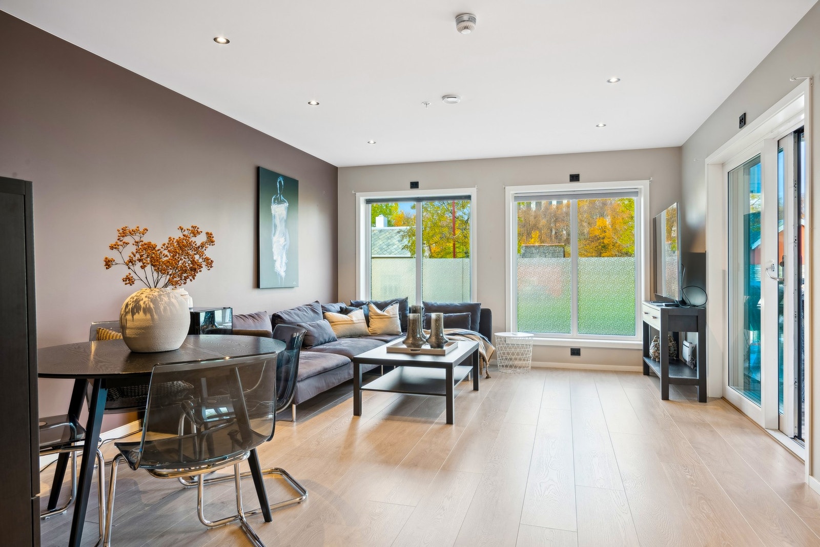 Leilighet ligger i første etasje med direkte adkomst fra bakkenivå. Galleribilde