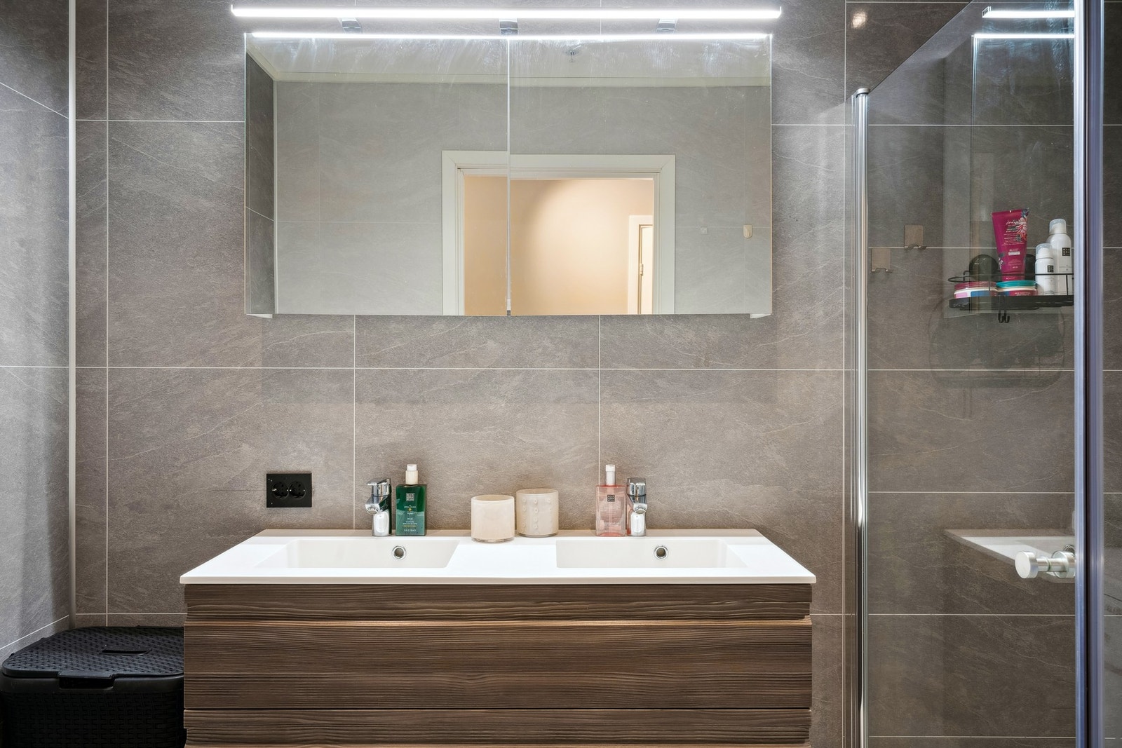 Moderne innredning med heldekkende dobbel servant. Galleribilde