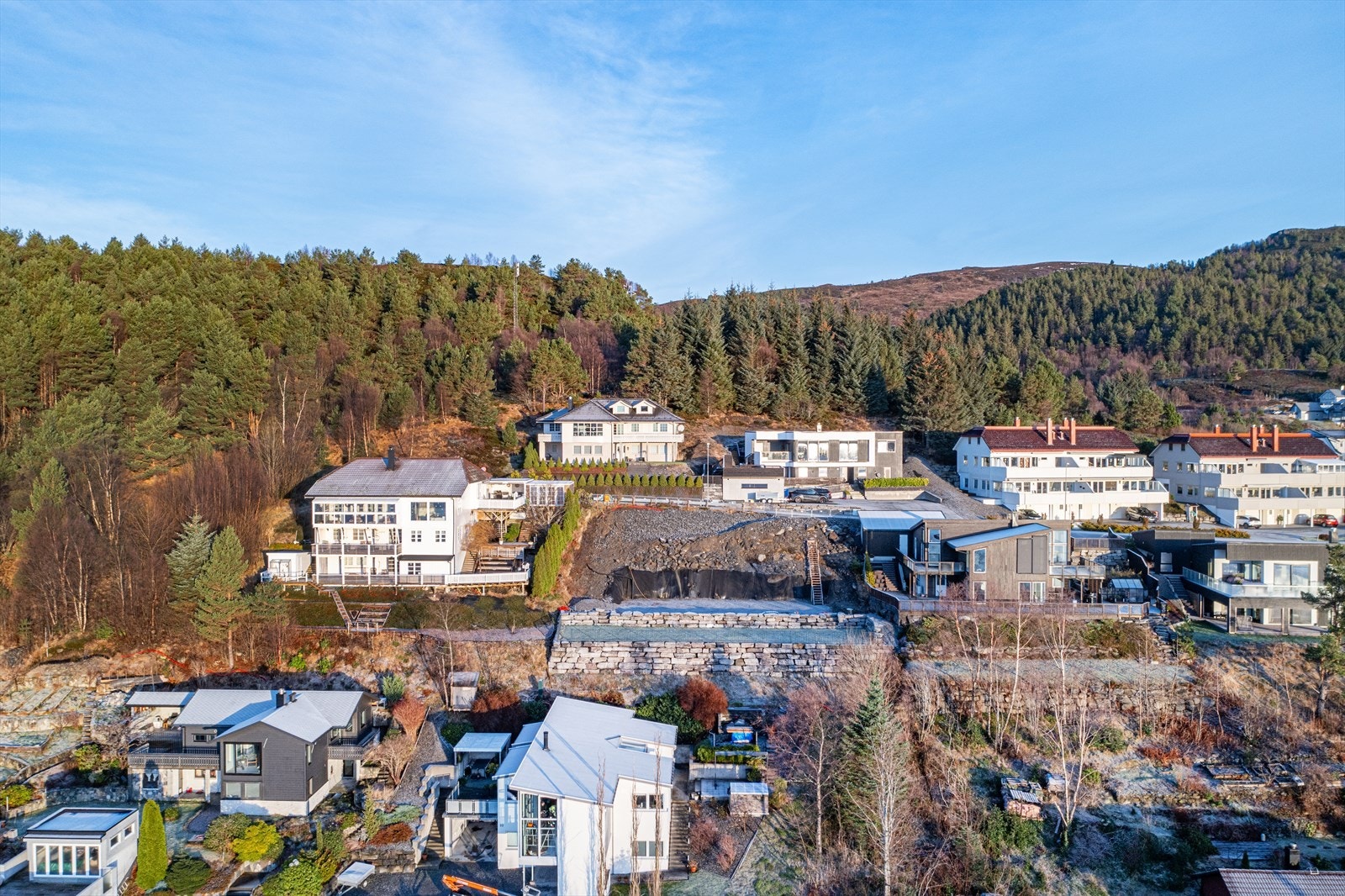 En virkelig spektakulær boligtomt som ligger høyt i terrenget med fantastiske utsiktsforhold. Tomten har en fin plassering som nest innerst i blindvei. Eiendommen ligger i et rolig og barnevennlig område sentralt i Ulsteinvik med spredt boligbebyggelse. F Galleribilde