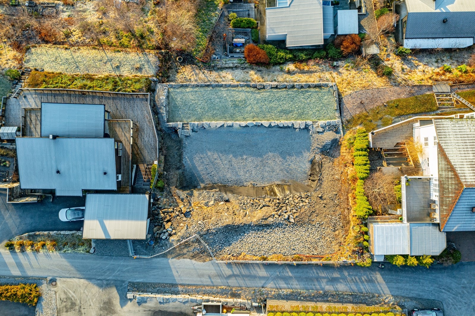 Tomten er byggeklar. Alt av grunnarbeider er utført inkl. masseutskiftning, terrassering, murer og sikring, kommunal tilknytting, strøm og drenering. Alle kommunale gebyrer er betalt. Det foreligger rammetillatelse for oppføring av enebolig med utleiedel Galleribilde