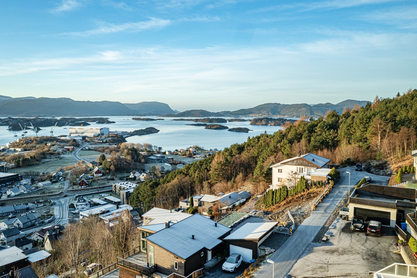 En virkelig spektakulær boligtomt som ligger høyt i terrenget med fantastiske utsiktsforhold. Tomten har en fin plassering som nest innerst i blindvei. Eiendommen ligger i et rolig og barnevennlig område sentralt i Ulsteinvik med spredt boligbebyggelse. F Galleribilde