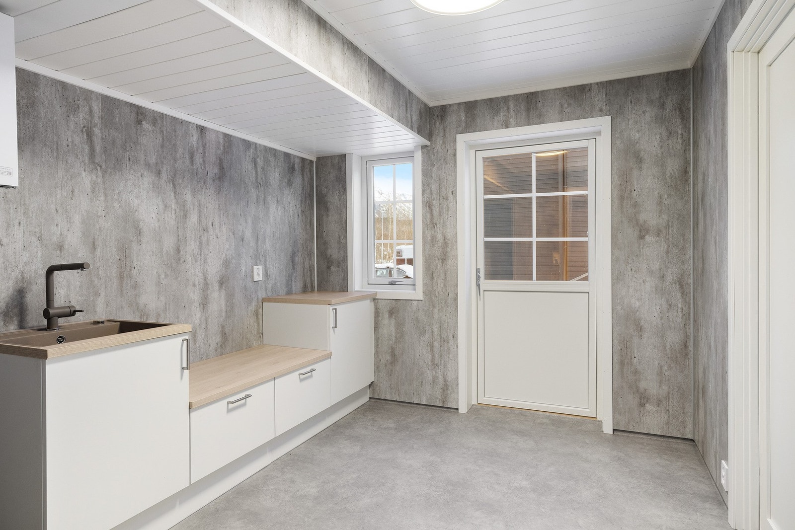 Vaskerom med egen inngang og bod i bakkant Galleribilde