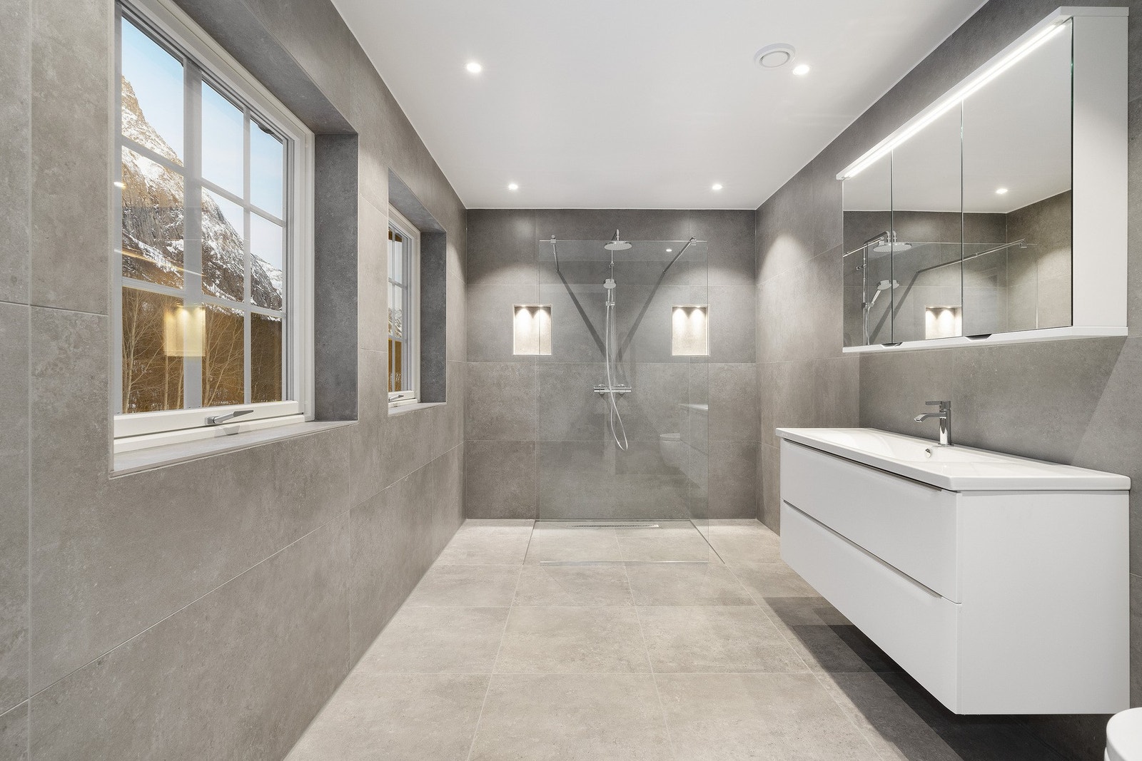 Flislagt bad i hovedetasje Galleribilde