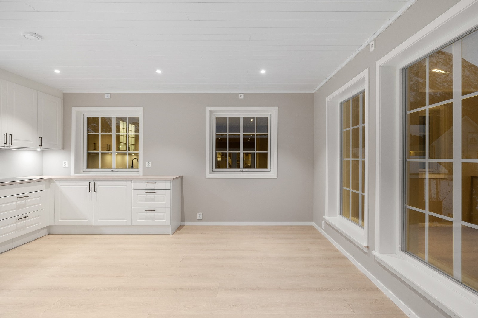 Kjøkken med store vindusflater - Siemens hvitevarer Galleribilde