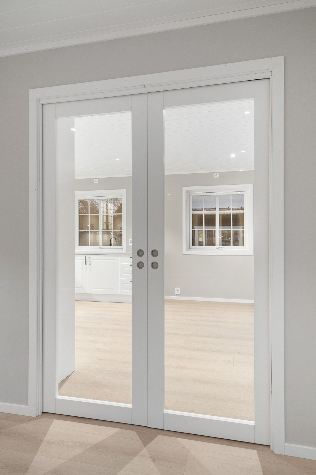 Skyvedør mellom kjøkken og stue Galleribilde