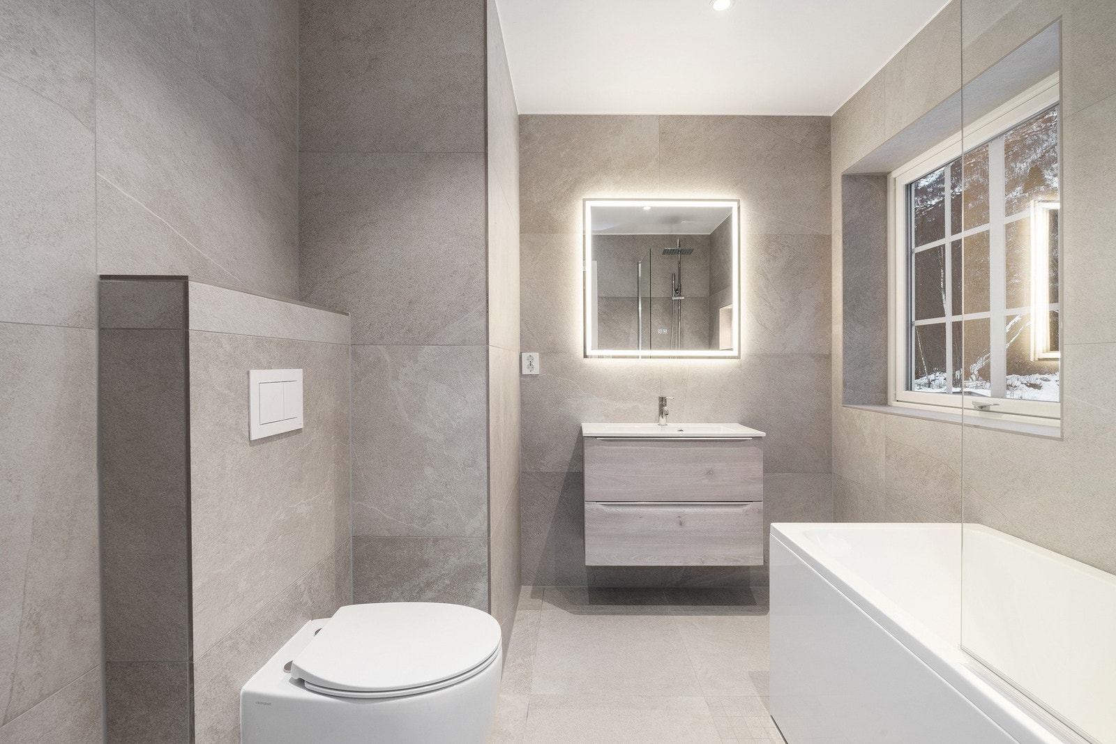 Godt utnyttet bad i underetasje med kombinert badekar/dusj-løsning Galleribilde