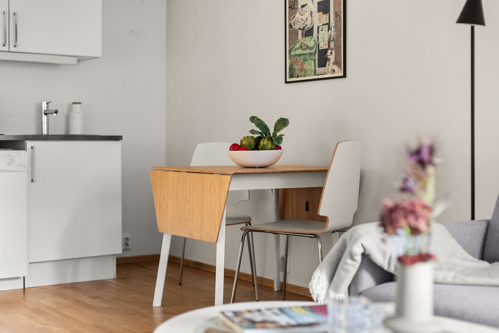 Naturlig plass til spisebord mellom stue og kjøkken. Galleribilde