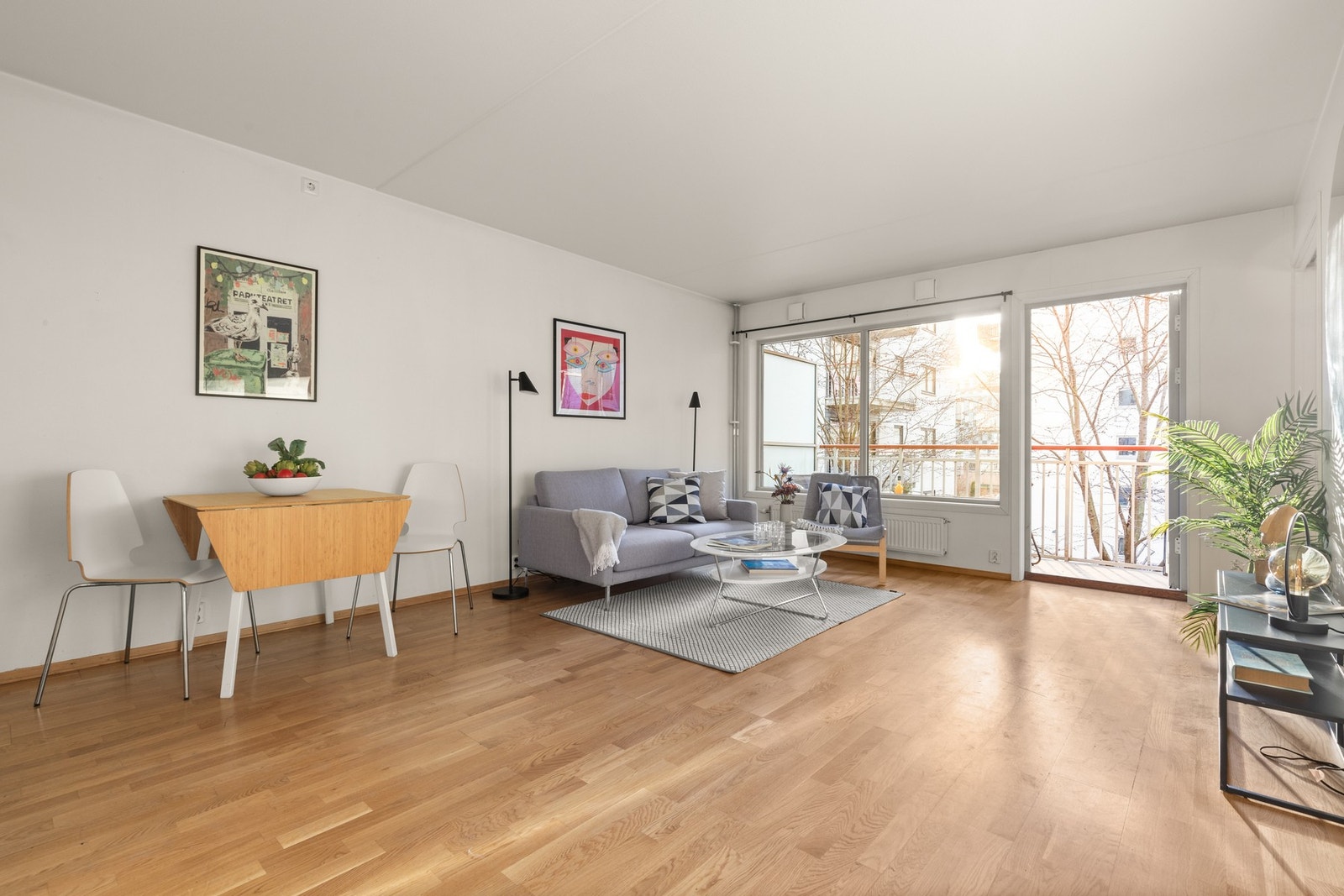 Leiligheten har gjennomgående lyse overflater og eikeparkett. Galleribilde