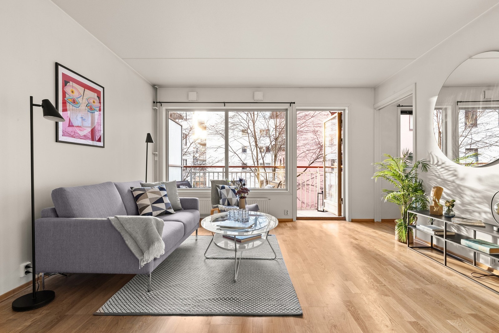 Store vindusflater sørger for rikelig med naturlig lysforhold. Galleribilde