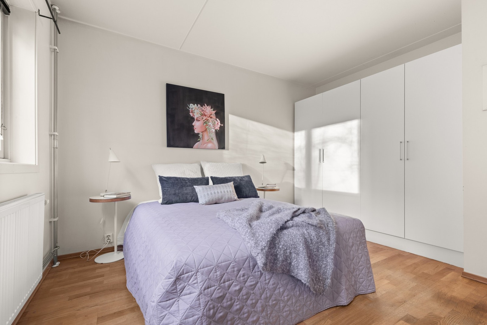 God plass til dobbeltseng og garderobeskap. Galleribilde