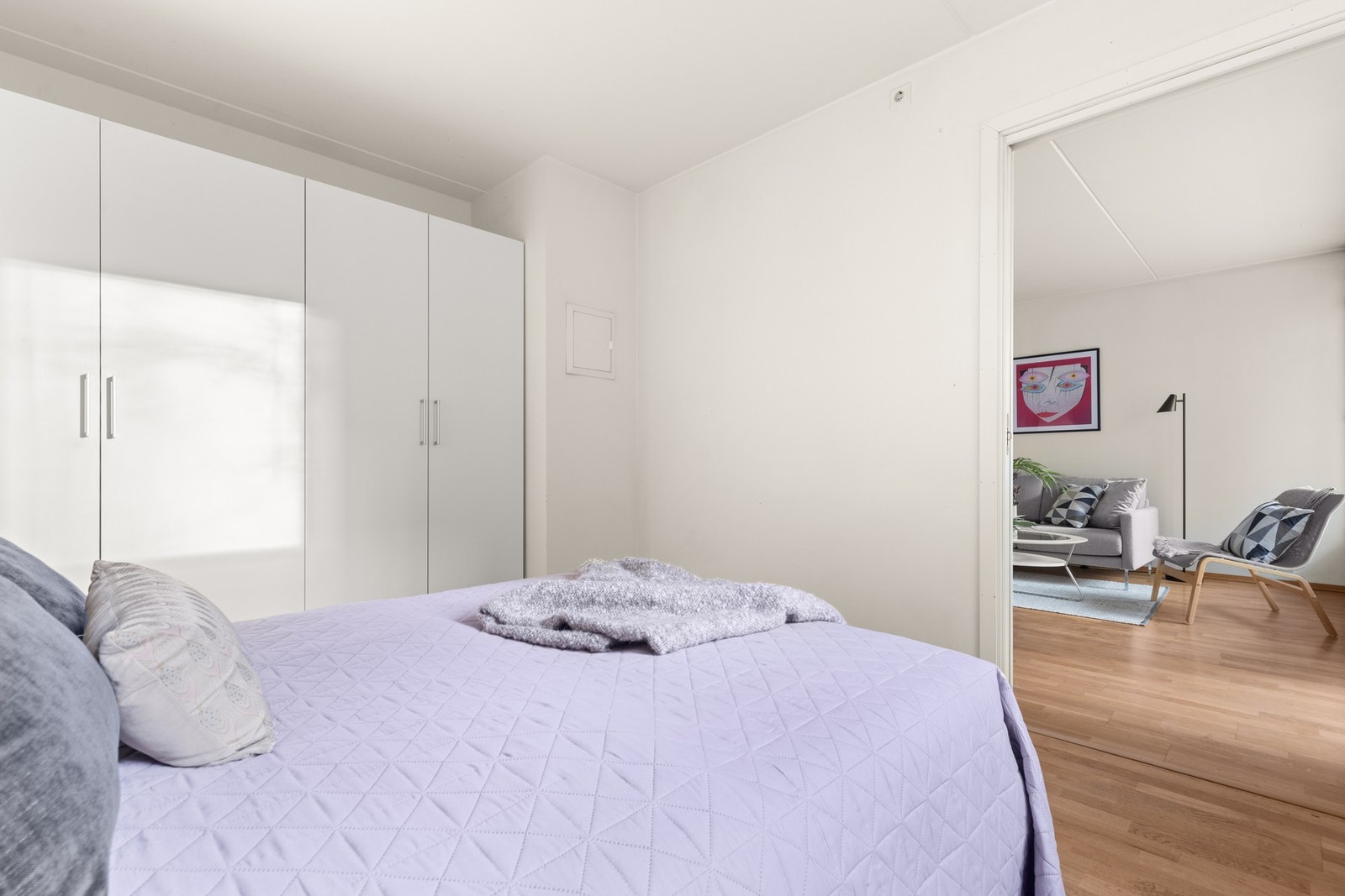 Lyst og romslig soverom med plassbesparende skyvedør. Galleribilde