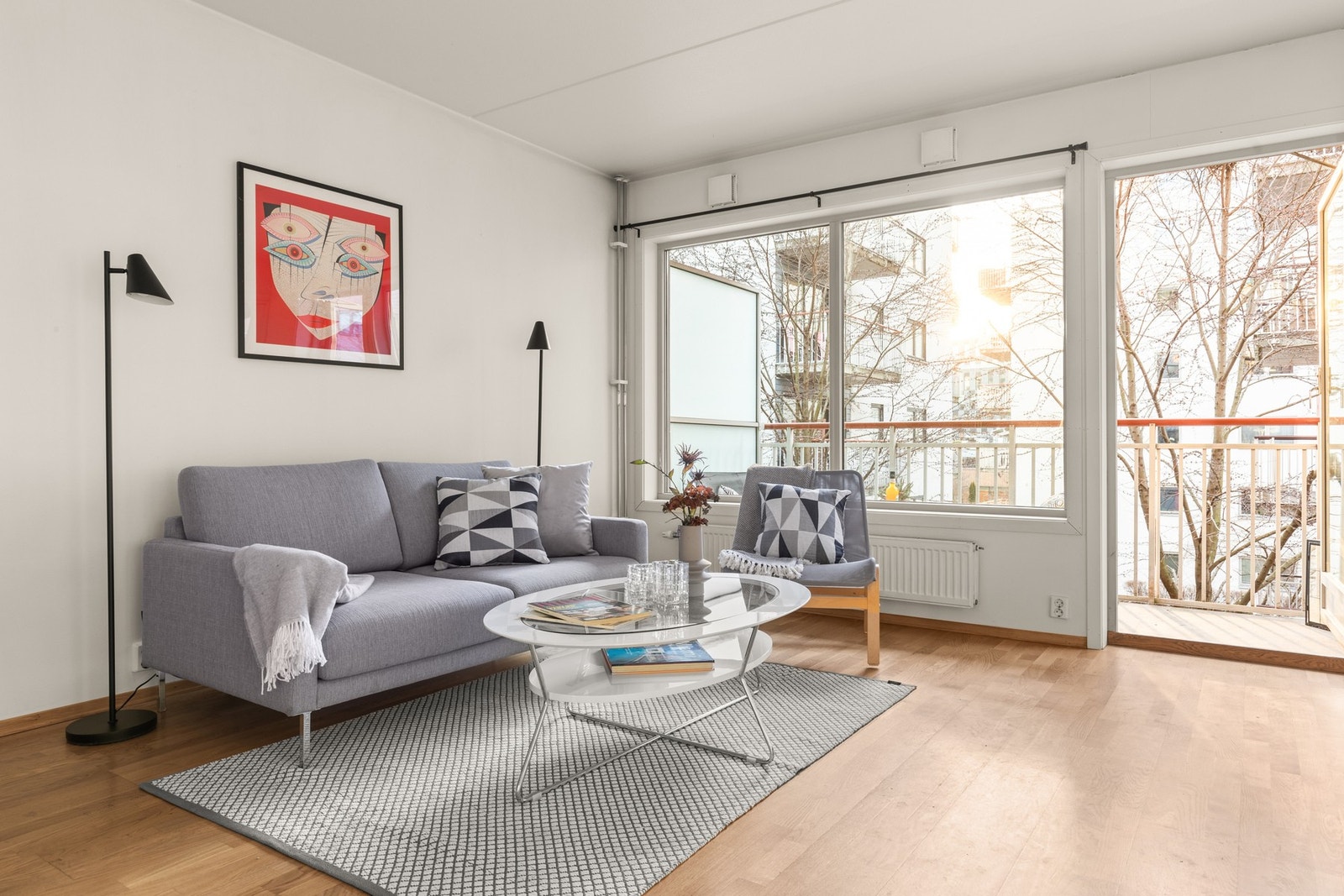 Det er oppvarming med radiatorer fra sentralvarmeanlegg. Galleribilde