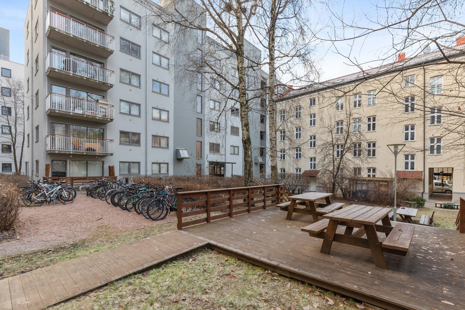 Hyggelig bakgården med sittegrupper og sykkelparkering. Galleribilde