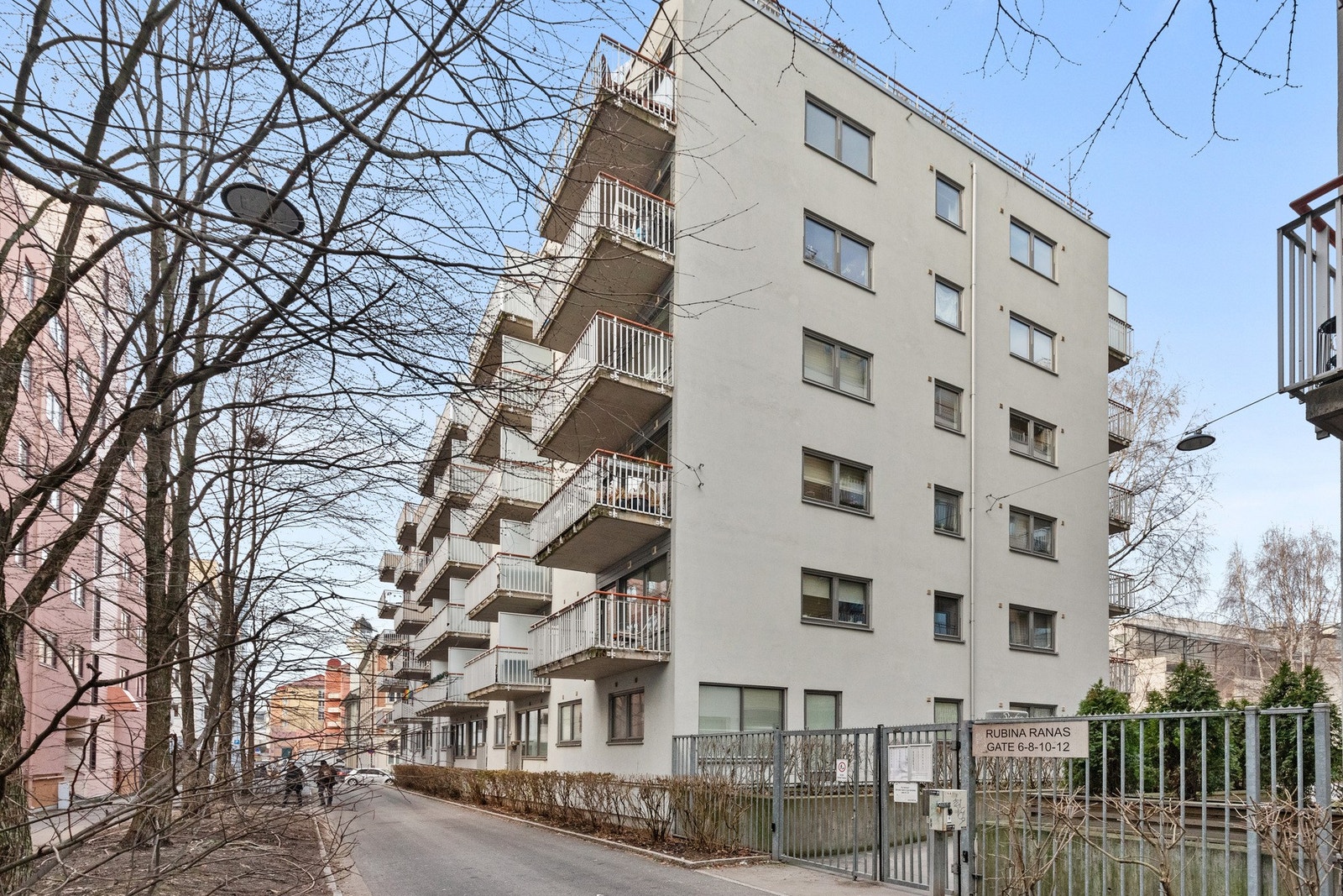 Leiligheten ligger skjermet til, med inngangsparti i bilfri gate. Galleribilde