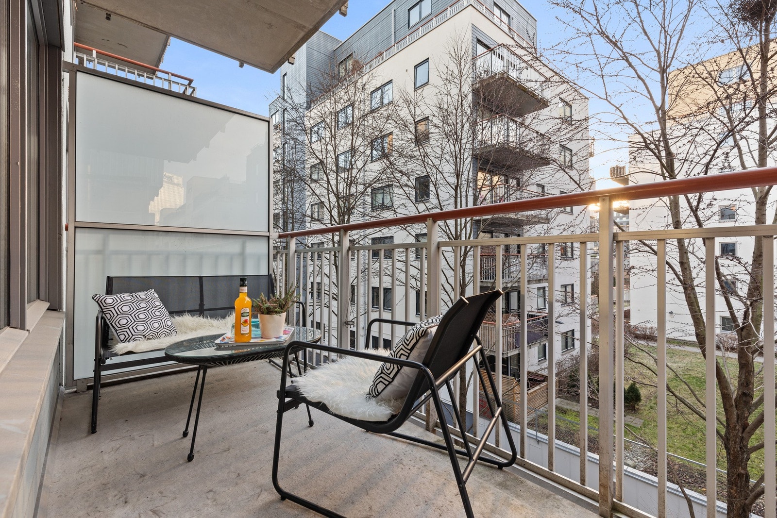 Fra stuen er det utgang til sørvendt balkong på 5,3 kvm. Galleribilde