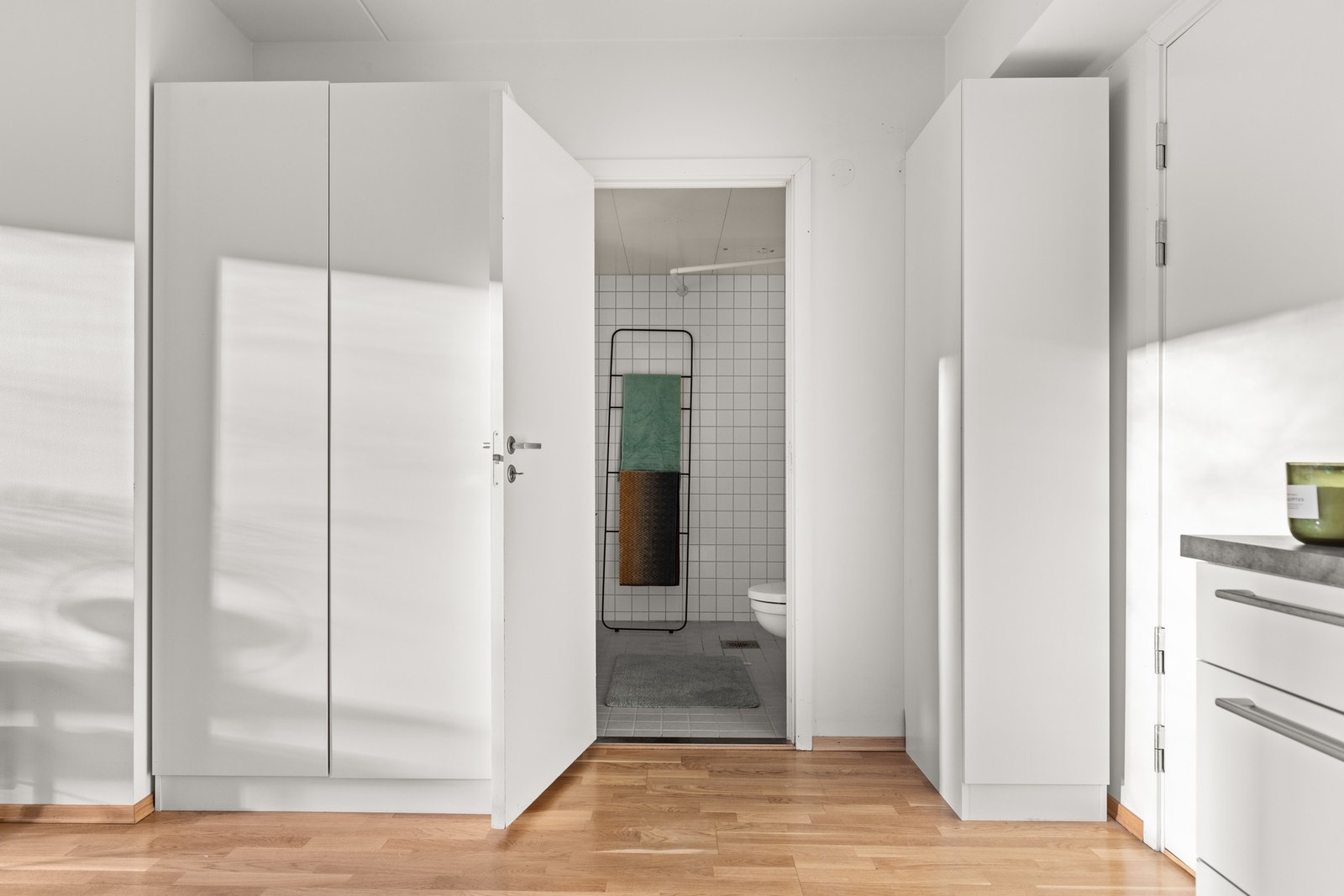 Her er det plass til garderobeskap for oppbevaring. I tillegg er det en kjellerbod på 5 m². Galleribilde