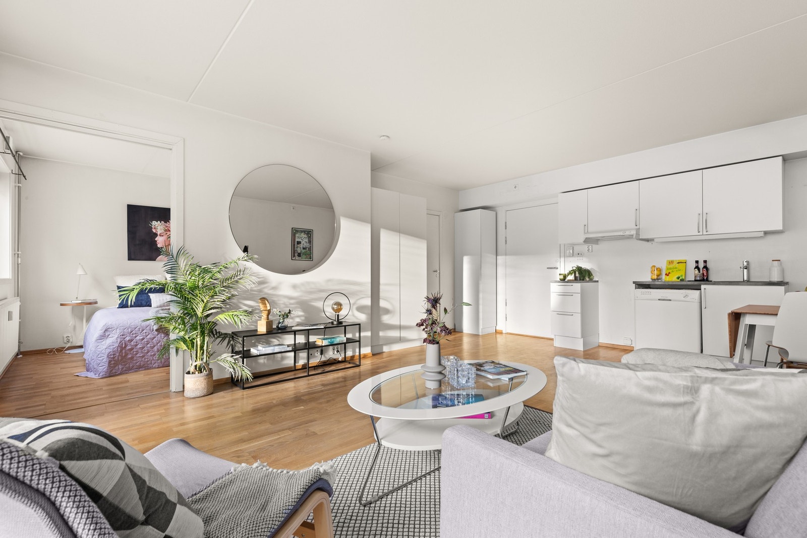 Den åpne løsningen mellom kjøkken og stue skaper en luftig og sosial atmosfære. Galleribilde