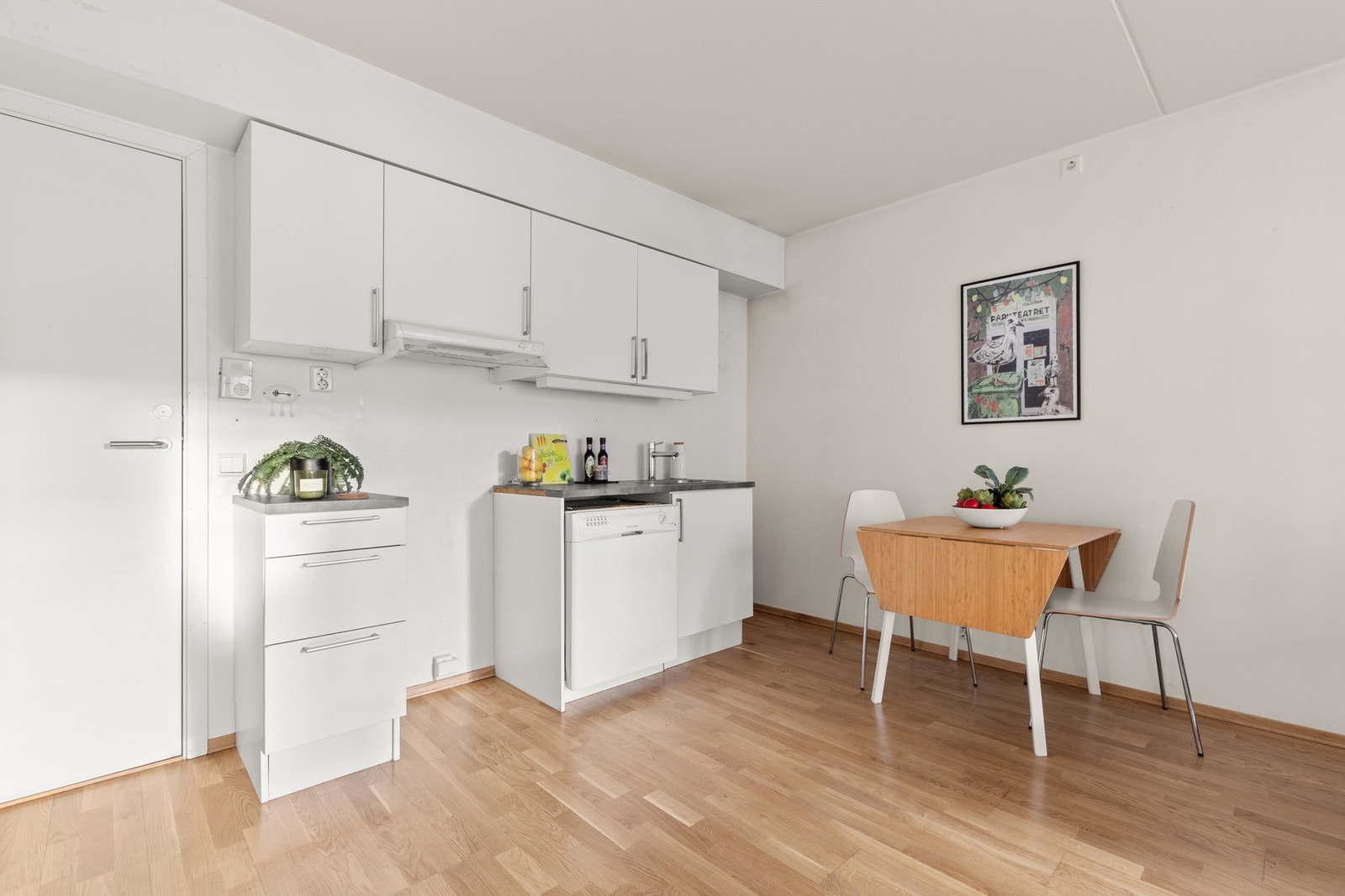 Nisjer for frittstående komfyr, kjøl og frys. Galleribilde