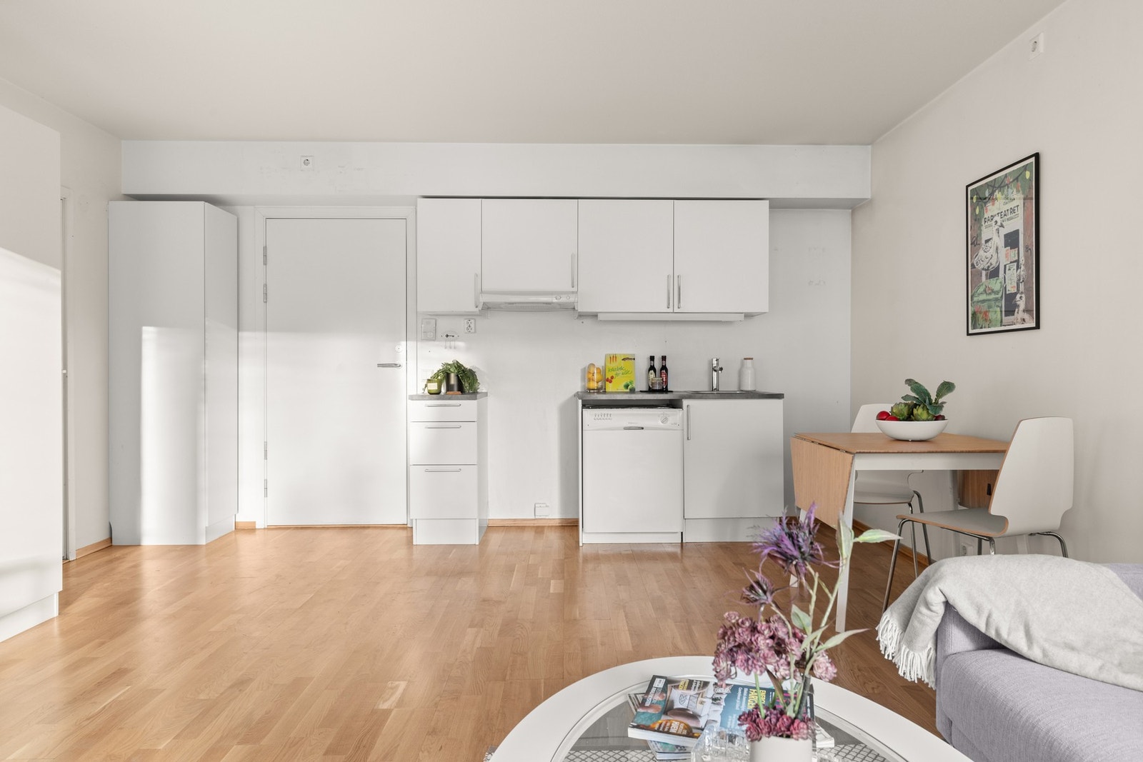 Kjøkkeninnredning med glatte fronter og laminat benkeplater. Galleribilde