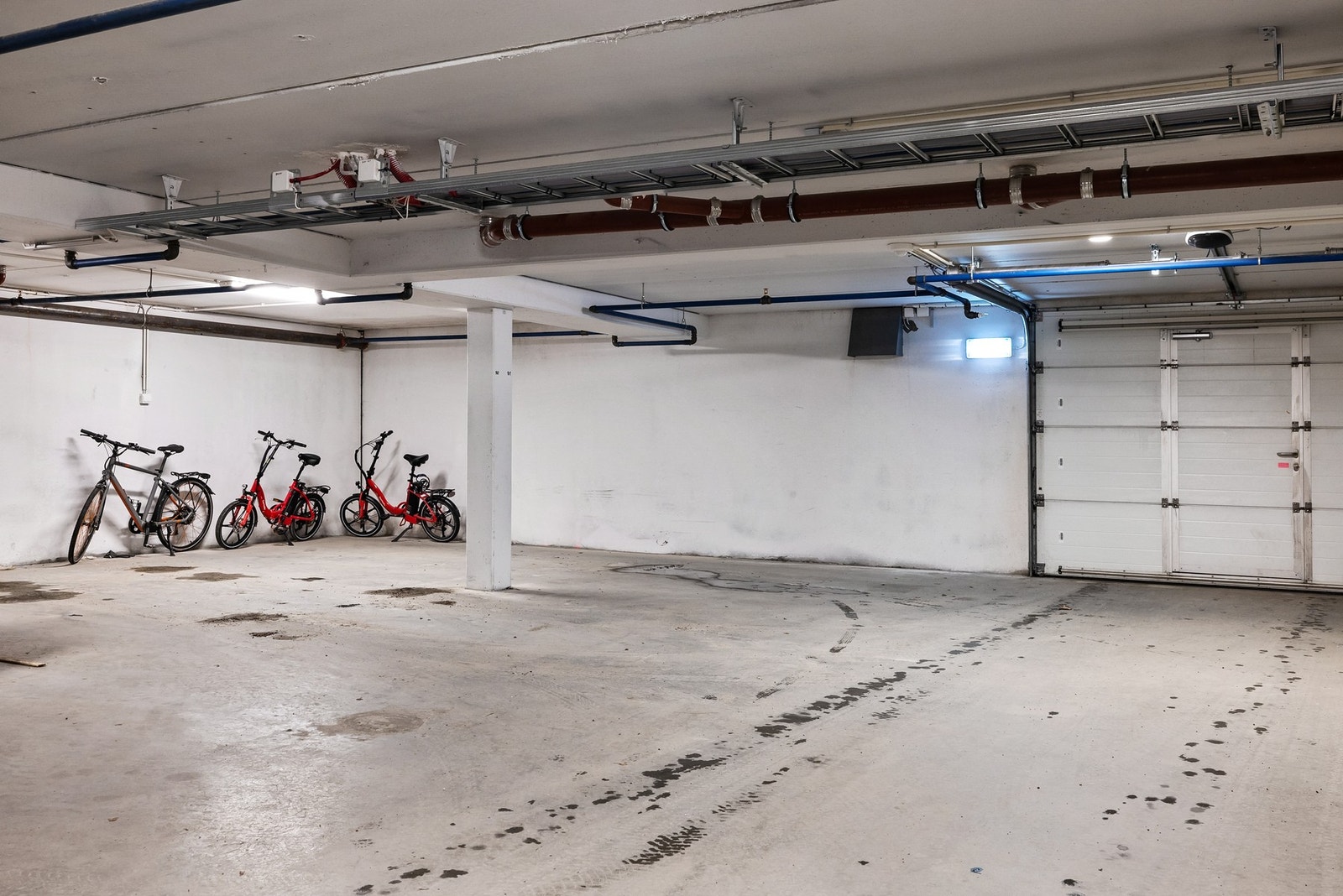 Parkering i parkeringskjeller med heisadkomst Galleribilde