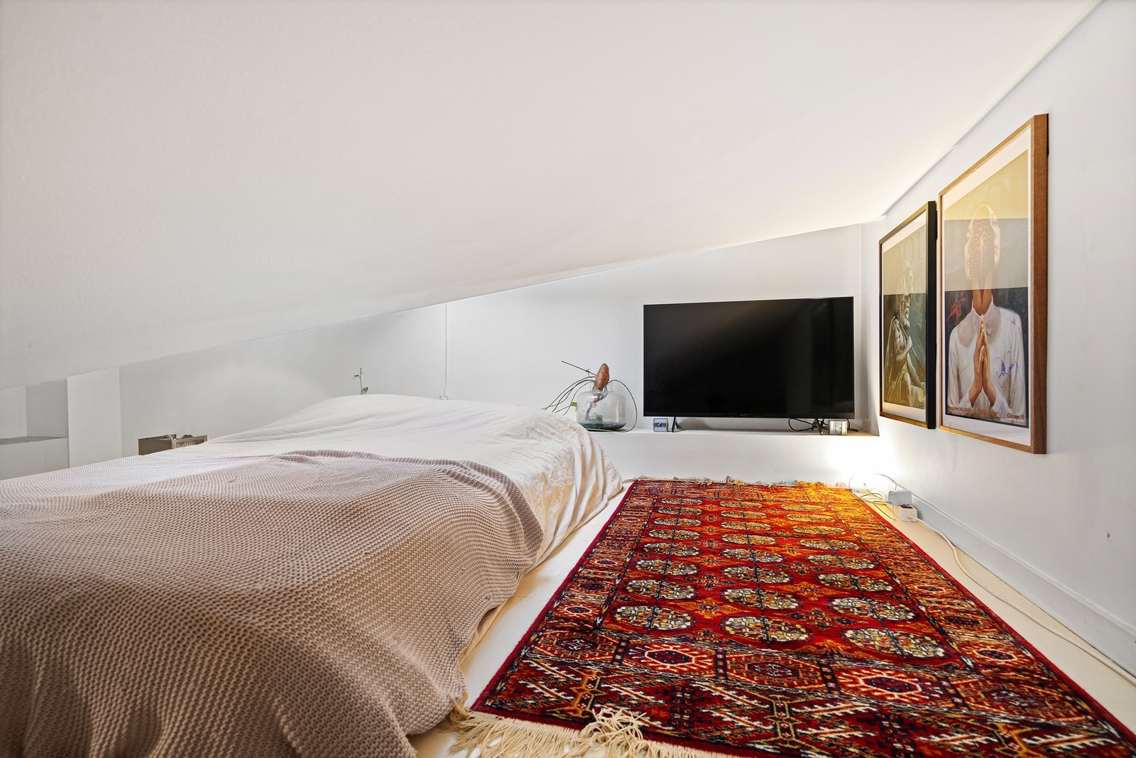 Seksjonen har to hemser på 3 m² og 7 m² med takhøyde opptil 1,2 meter. Galleribilde