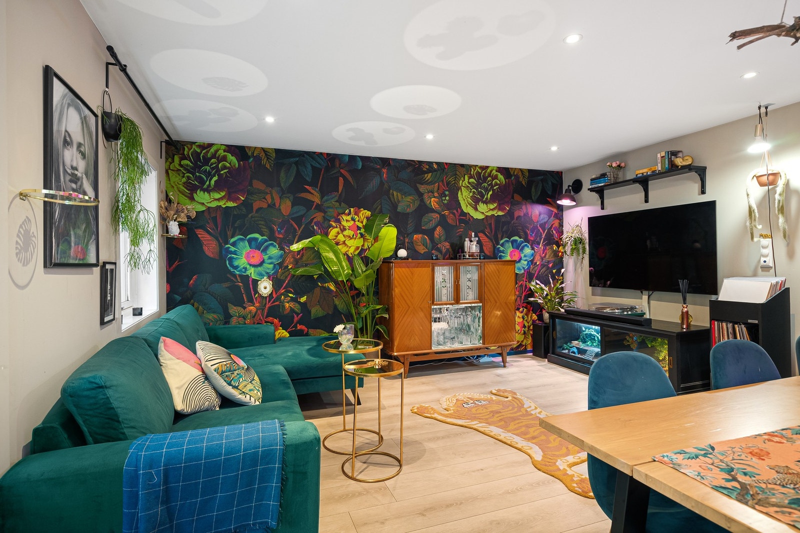 Pent gulv og nedforet himling med innfelte LED-downlights i stuen. Galleribilde