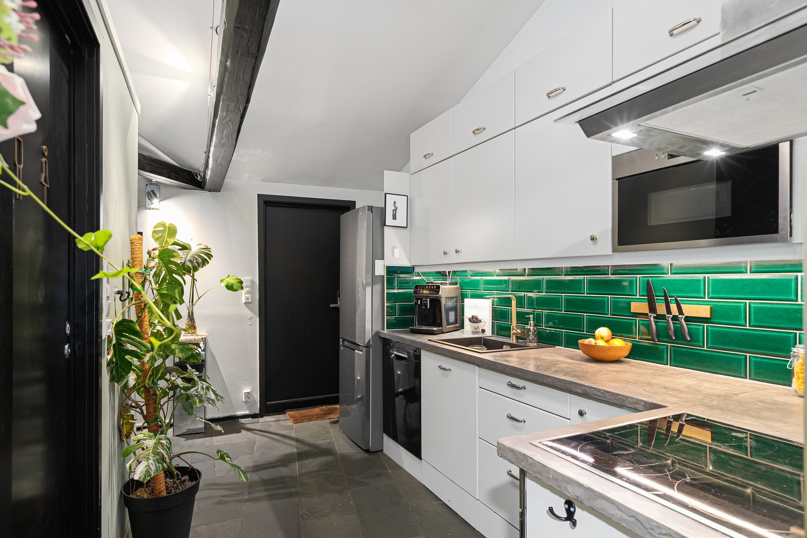 Lys HTH kjøkkeninnredning fra 2010 med glatte fronter. Galleribilde