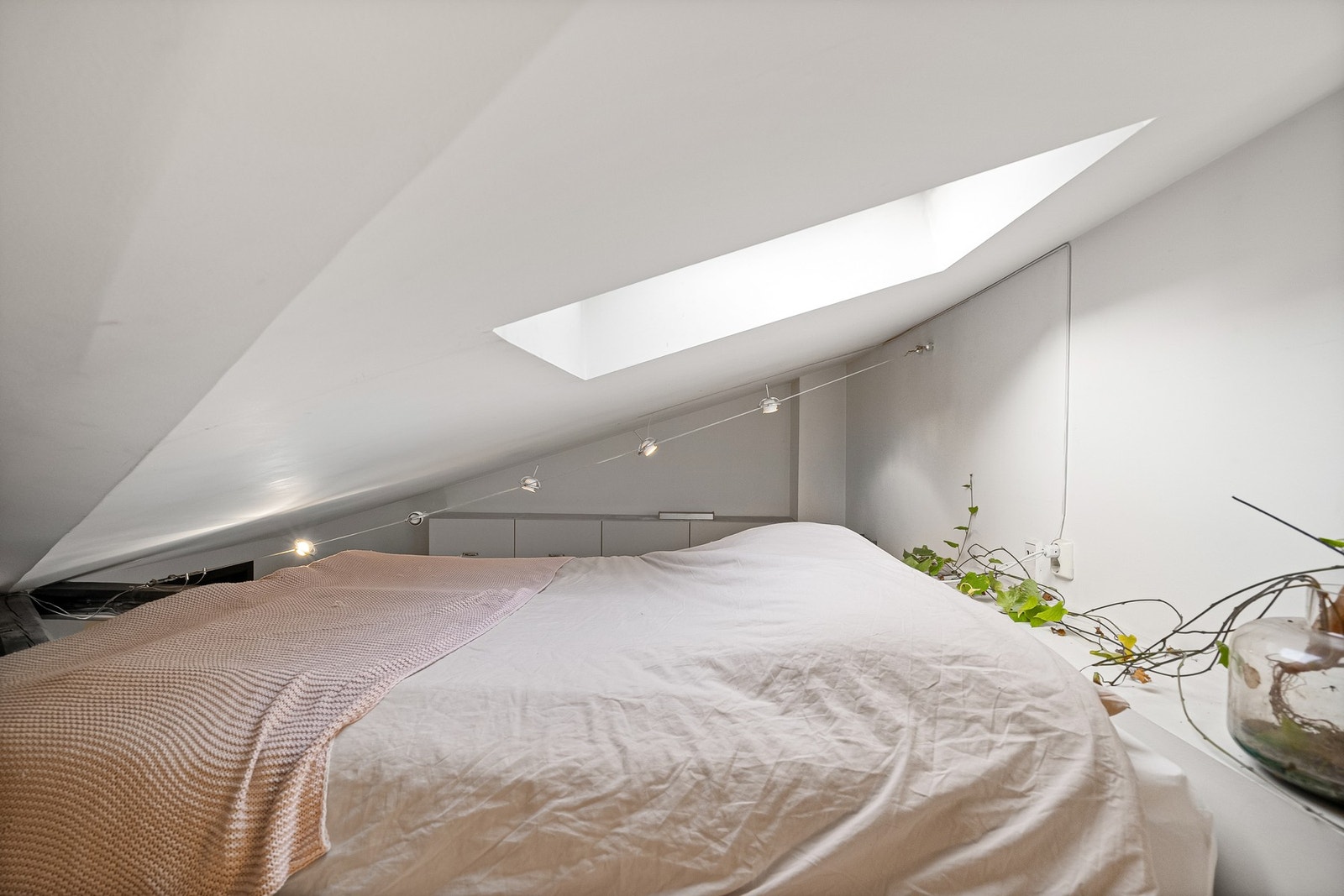 Hemsen er innredet som ekstra soveplasser, men arealet er ikke godkjent for varig opphold. Galleribilde