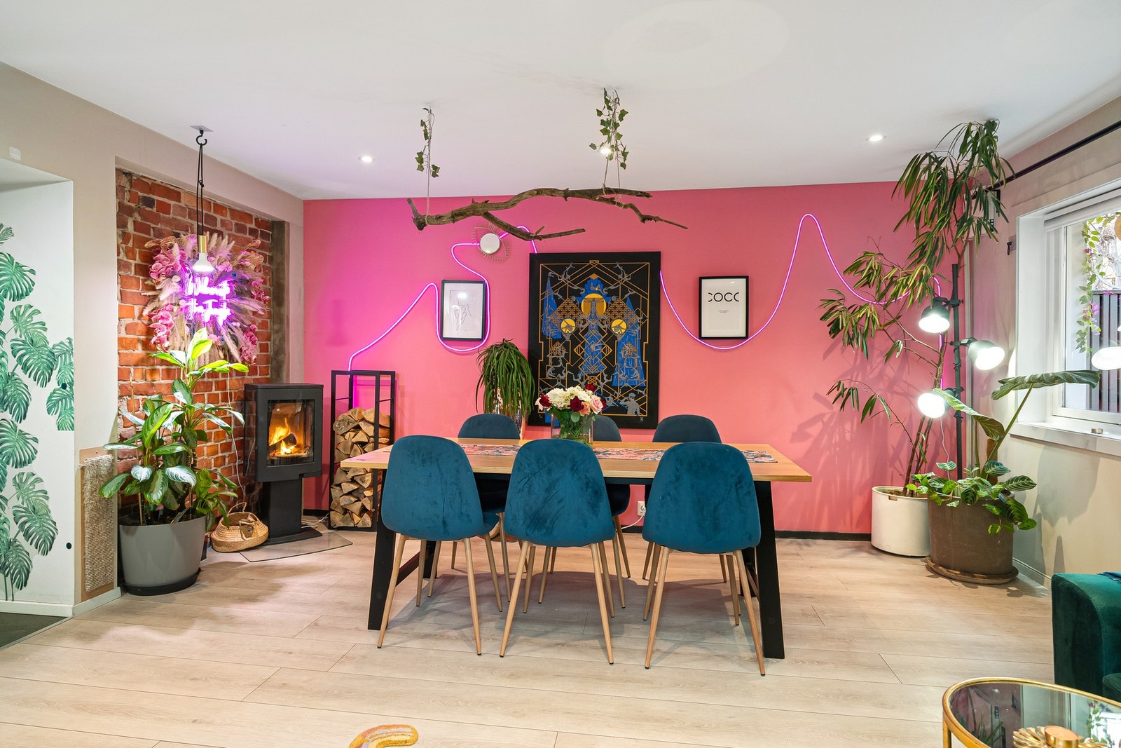 Stuen har plass til sofagruppe og spisestue, og det er utgang til romslig terrasse. Galleribilde