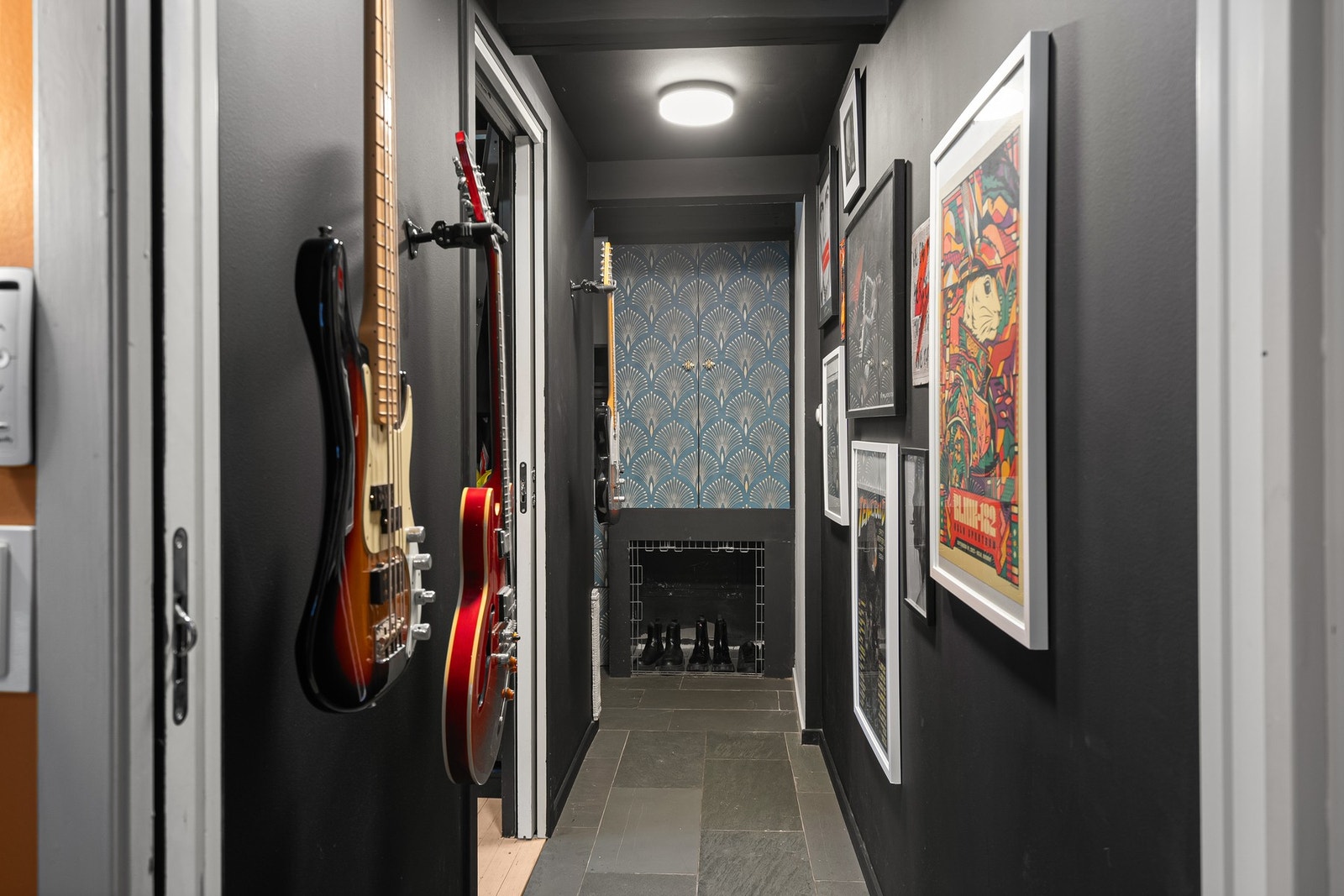 Flislagt gulv i entrè, kjøkken og gang. Varmekabler i deler av entrè og kjøkken. Galleribilde