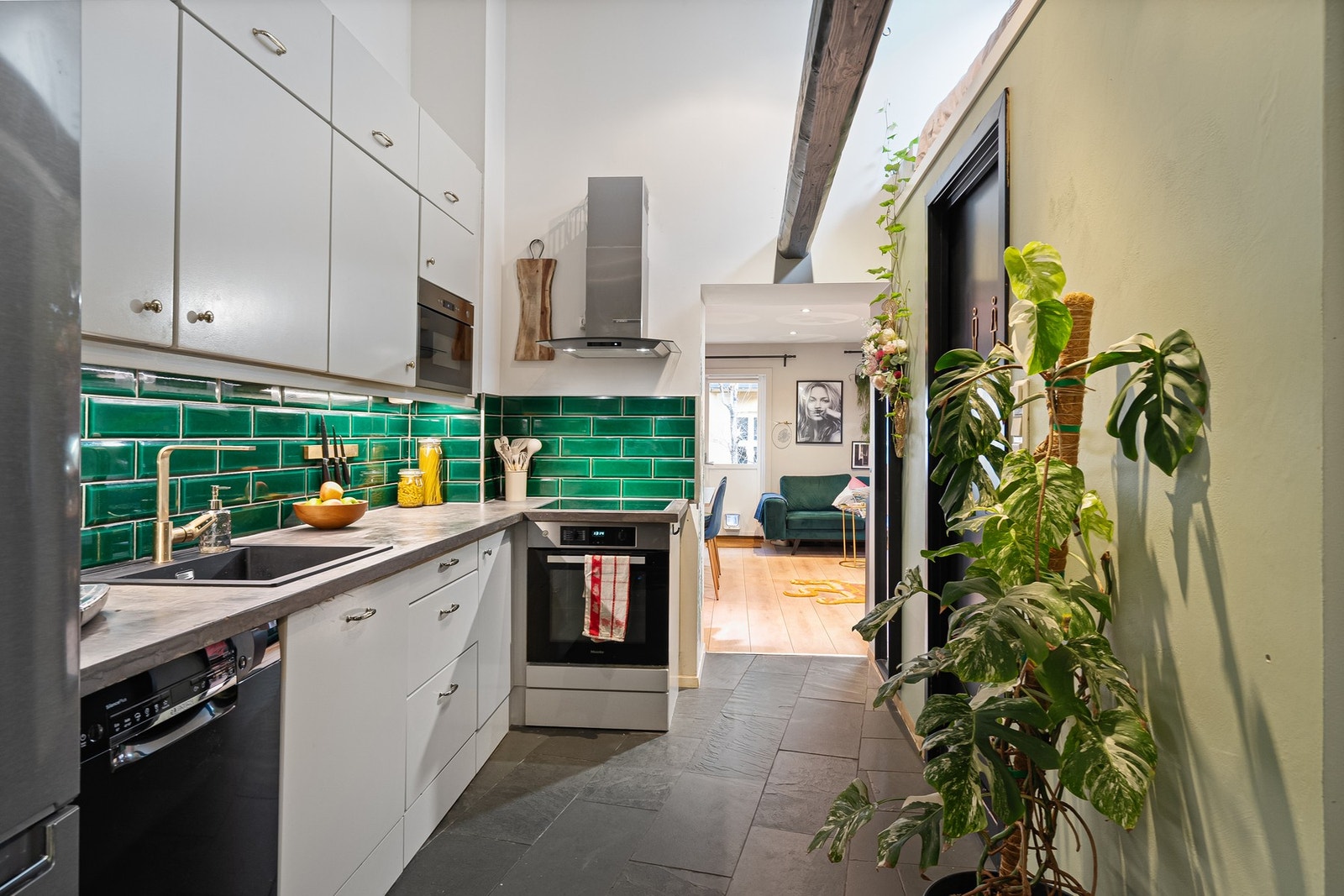 Oppvaskmaskin fra 2023, stekeovn, micro og nedfelt induksjonstop er integrert. Galleribilde