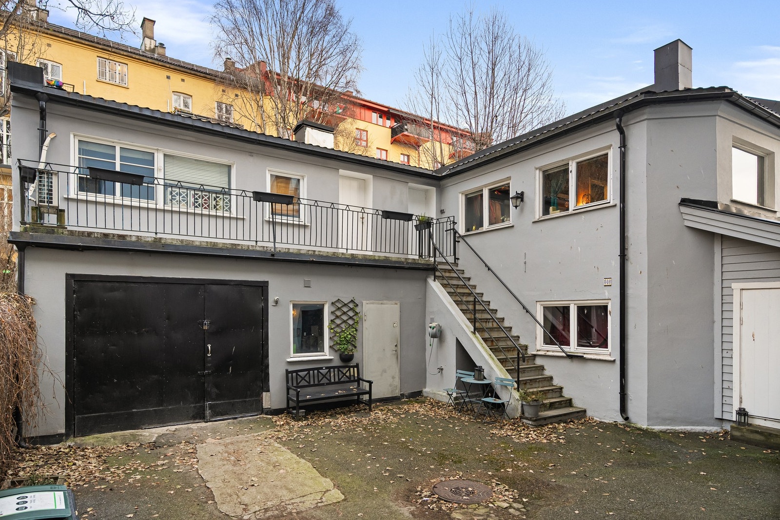 Boligen står i matrikkel registrert som tomannsbolig og er en bakgårdsbygning der 2.etasje ble bruksendret fra kontorer til to leiligheter i 1995. Selv om bygget er frittstående er det en del av sameiet i dag. Galleribilde