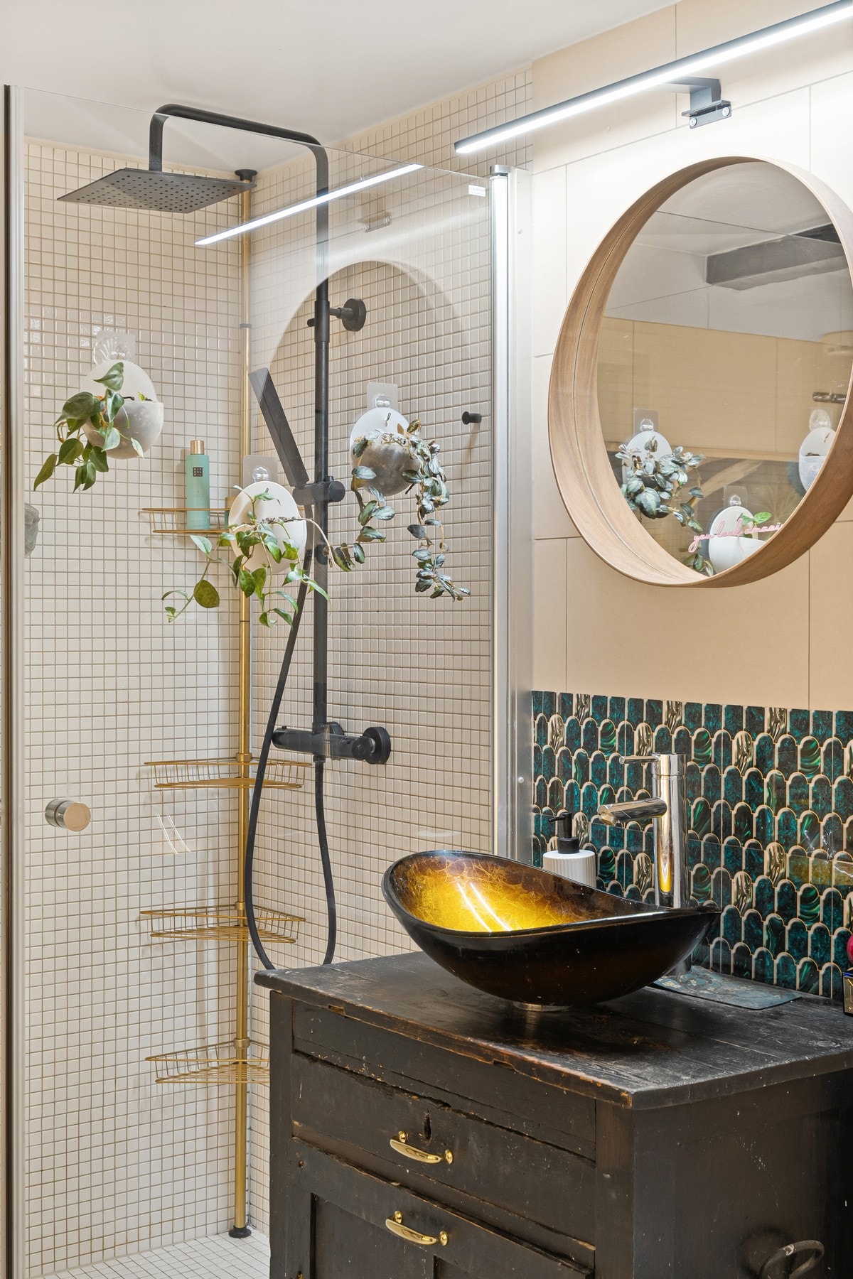 Glasservant montert på eldre sjarmerende kommode. Galleribilde