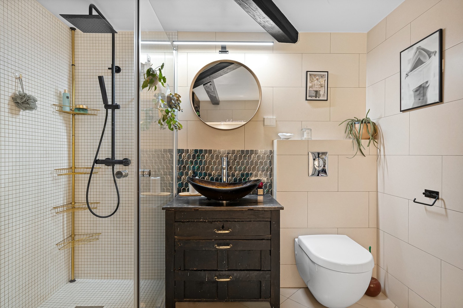 Seksjonen har også to seriekoblede varmvannsberedere à 300 liter som er plassert i felles bod i underetasjen. Galleribilde