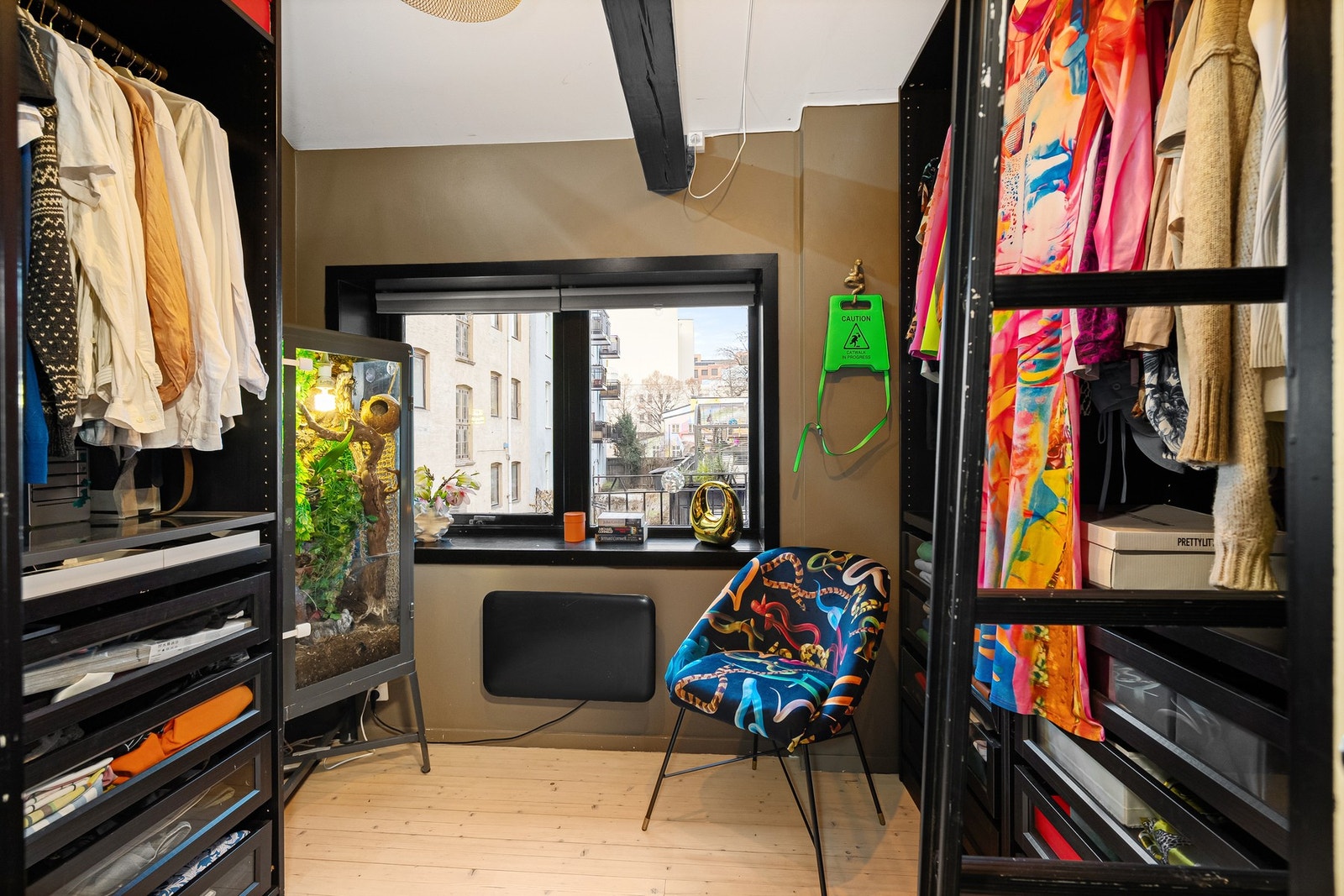 Soverom 2 er innredet som garderoberom. Det er originale tregulv på begge soverommene. Galleribilde