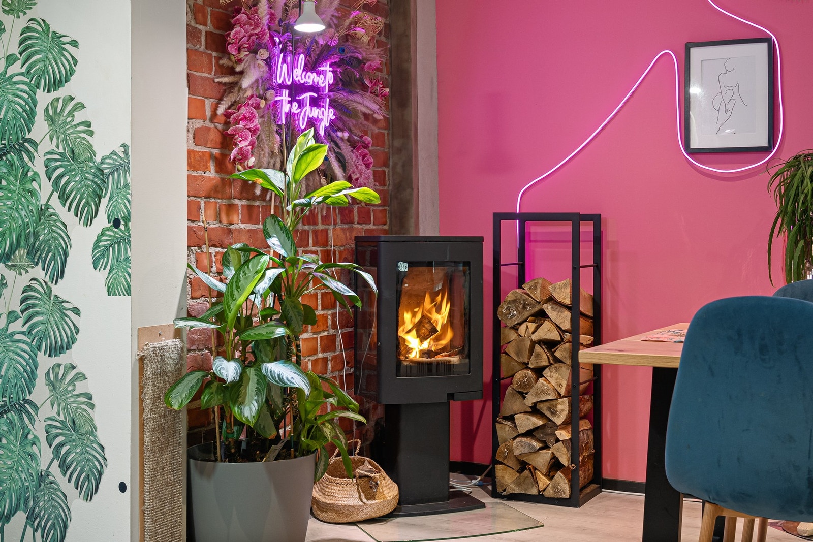 Stuen er sjarmerende og spennende, med teglsteinsvegg, koselig peisovn og spreke fargevalg. Galleribilde