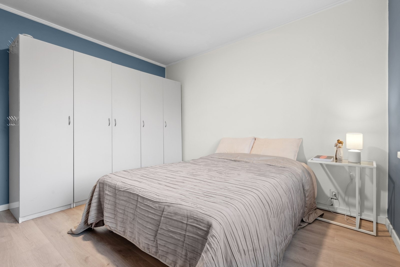 Det medfølger garderobeskap med praktisk innredning. Galleribilde