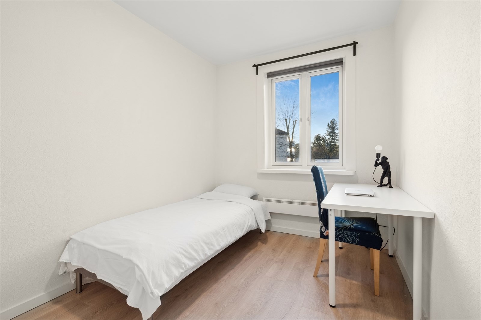 Det andre soverommet er av god størrelse med god plass til seng og tilhørende møblement. Galleribilde