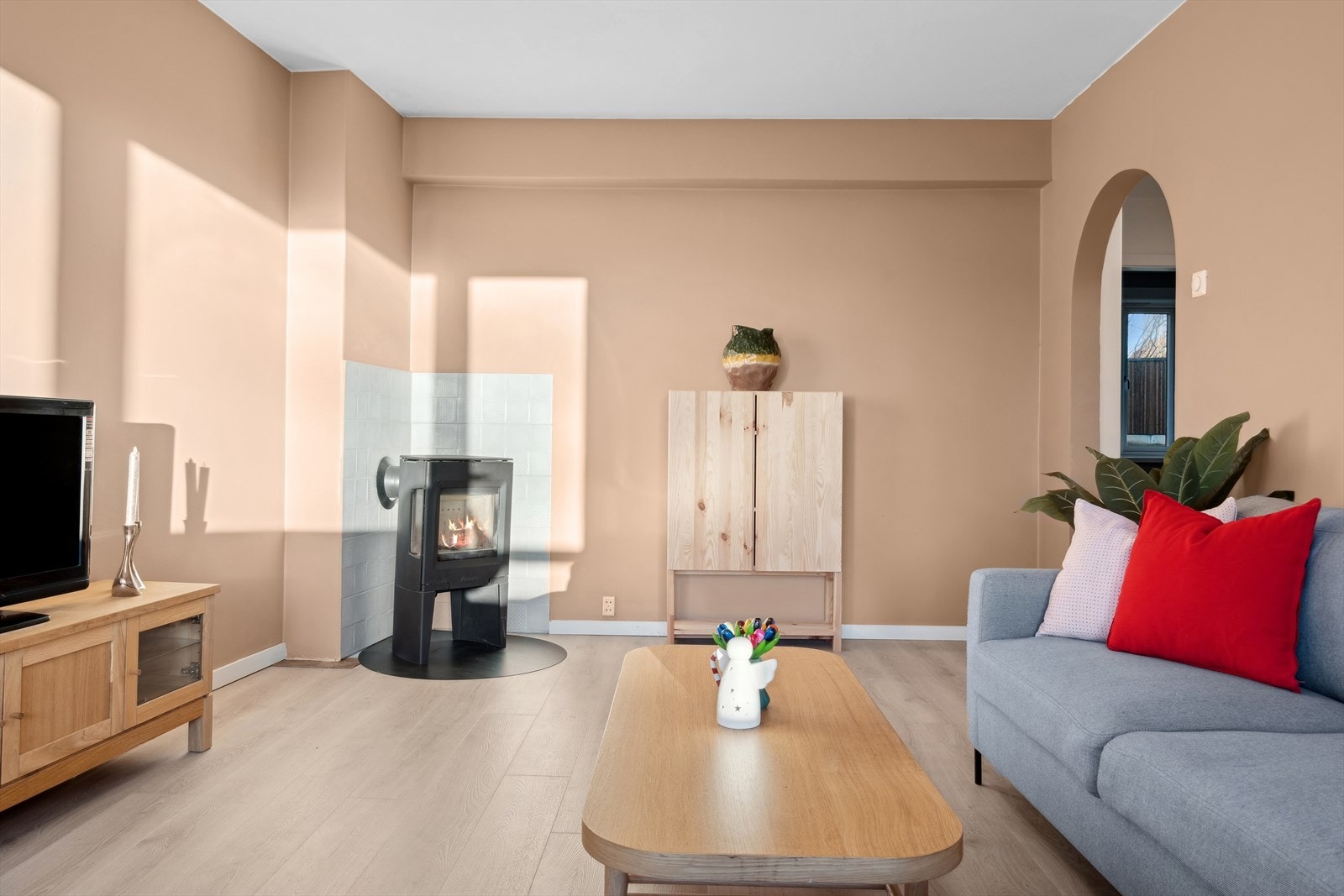 Leiligheten har en god planløsning med god plass til sittegruppe og tilhørende møblement. Galleribilde