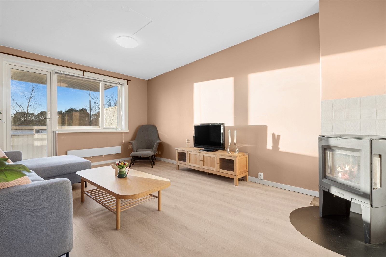 Agmund bolts vei 15 er en flott 3-romsleilighet som har blitt modernisert i nyere tid. Galleribilde