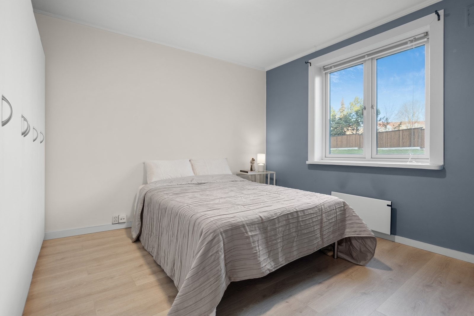 Hovedsoverommet er av god størrelse med god plass til dobbeltseng og tilhørende møblement. Galleribilde