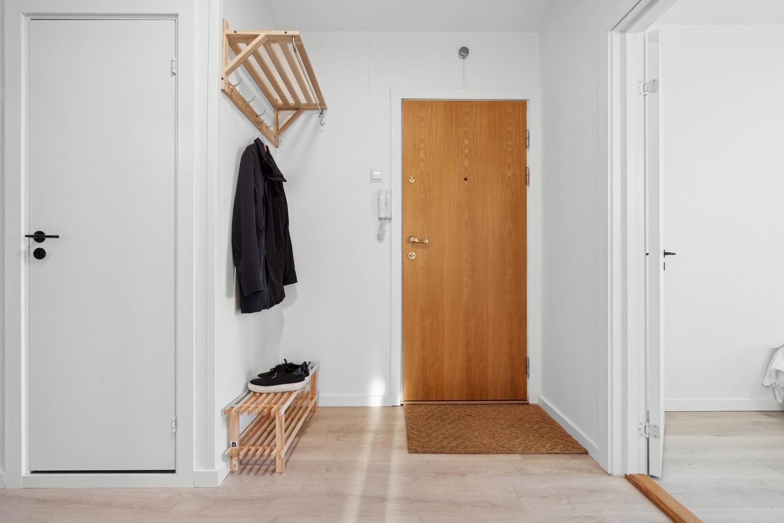 God plass til å sette fra seg sko og yttertøy. Galleribilde