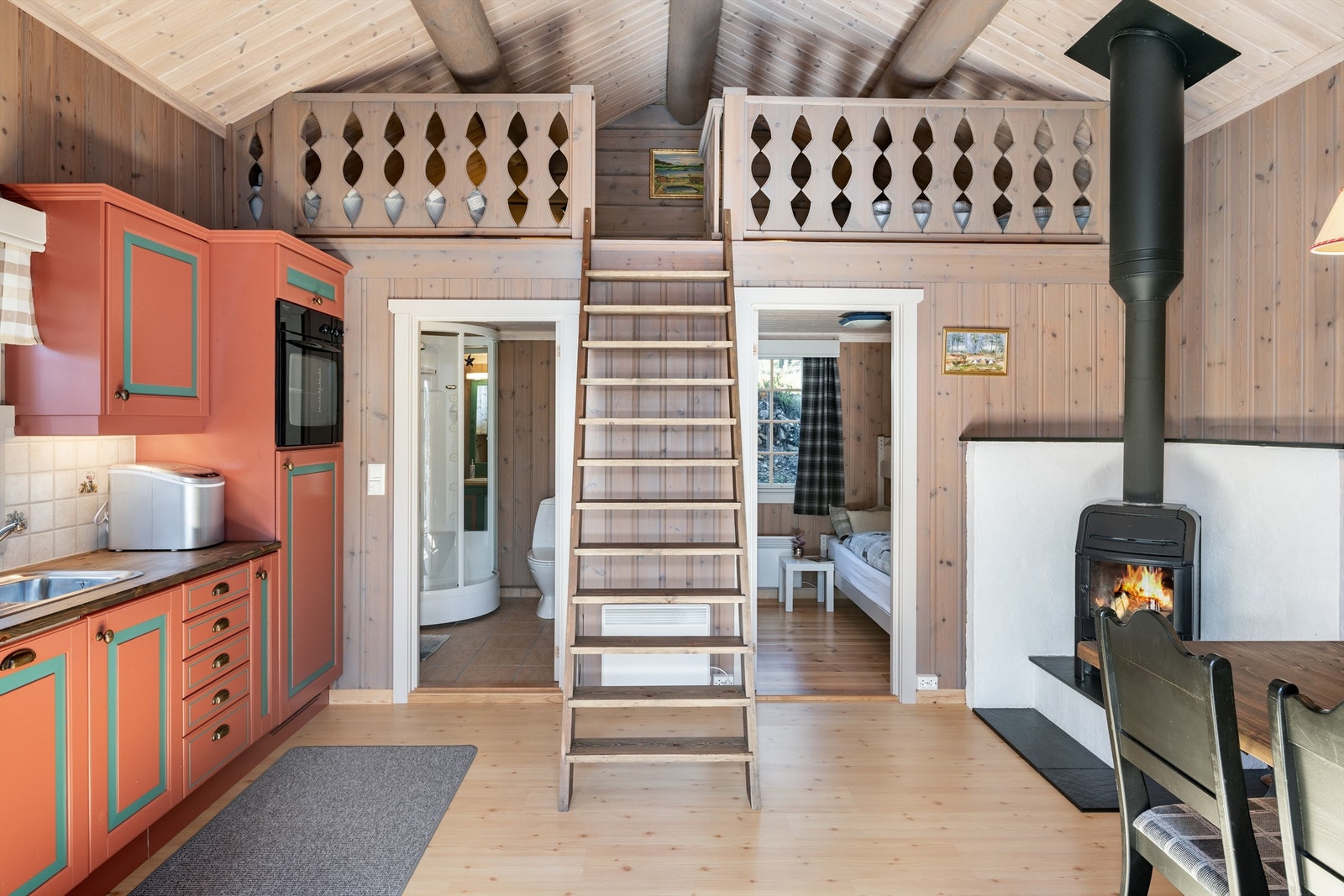 ANNEKS: en selvstendig enhet med egen stue/kjøkken, bad, spiseplass, soverom og sovehems Galleribilde