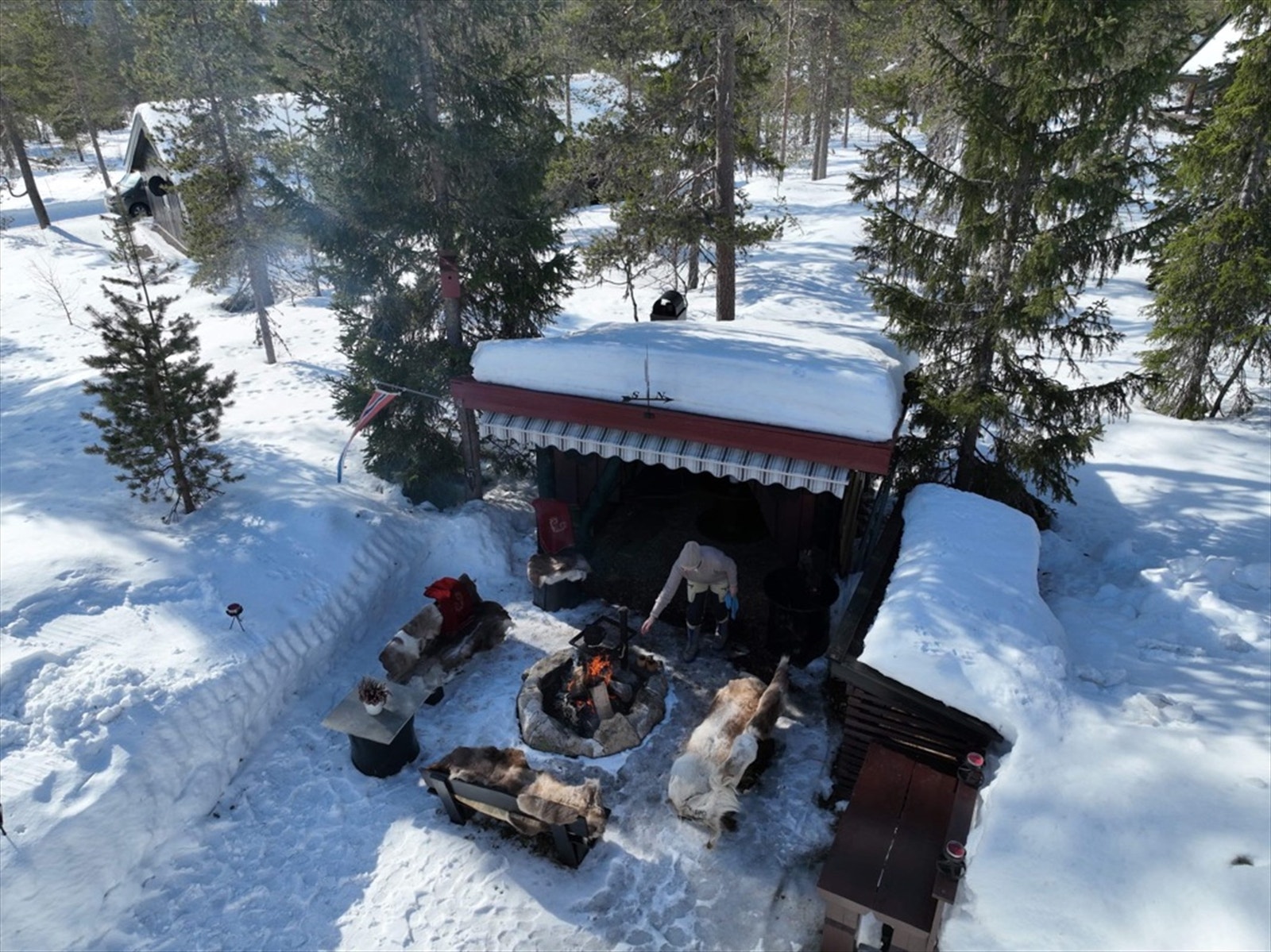 På tomten er det bygd en trivelig gapahuk og et praktisk skjul for oppbevaring av ved Galleribilde