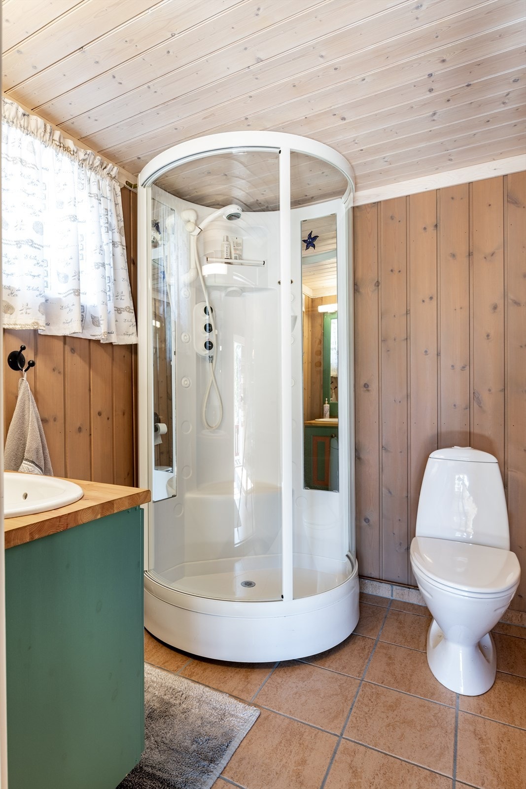 Flislagt bad med varmekabler, dusjkabinett, servant og wc. Separat septiktank for annekset Galleribilde